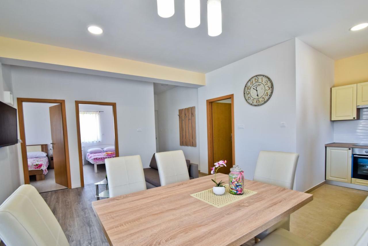 Apartament Mica *